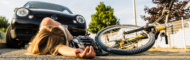 Fahrer Der Das Verbeulte Auto Mit Beschädigtem Kotflügel Auf Der  Straßenseite Der Stadt Untersucht Verkehrssicherheits Und  Kfzversicherungskonzept Stockfoto und mehr Bilder von Auto - iStock